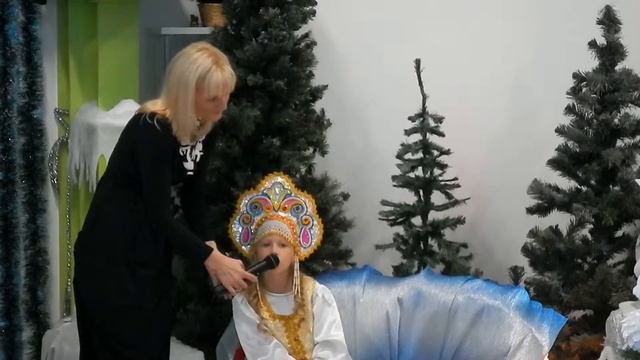 Лена поет на Новогоднем представлении, 20 декабря 2014 смотреть онлайн