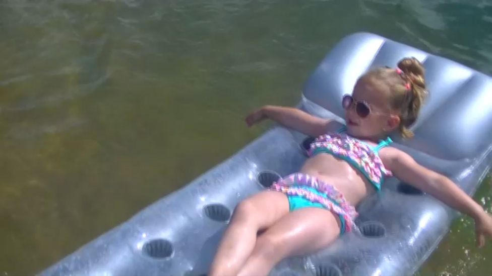 Детский мир лета. Море, солнце, пляж, летние игры. Детское видео. Настена смотреть онлайн