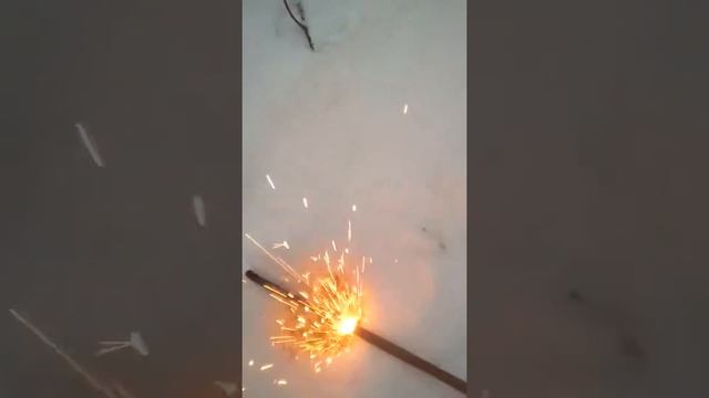 Бенгальский огонь + снег+хлопушка смотреть онлайн