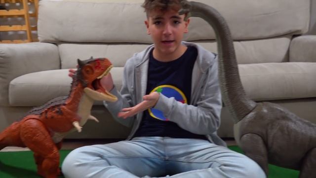 I DINOSAURI DI JURASSIC WORLD MI HANNO CIRCONDATO! - Leonardo D смотреть онлайн