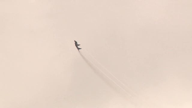 Военный самолет над городом смотреть онлайн