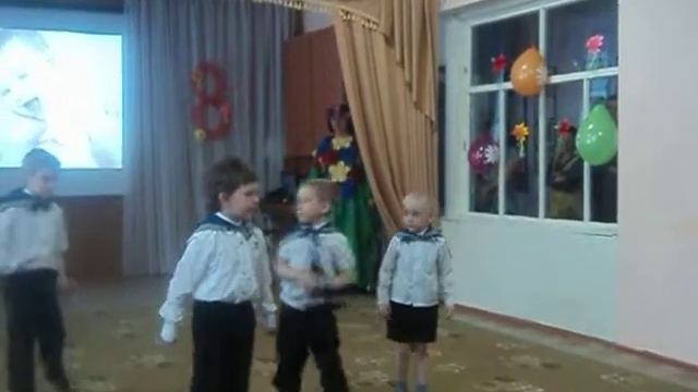 мальчики танцую для девочек 8марта!))) смотреть онлайн