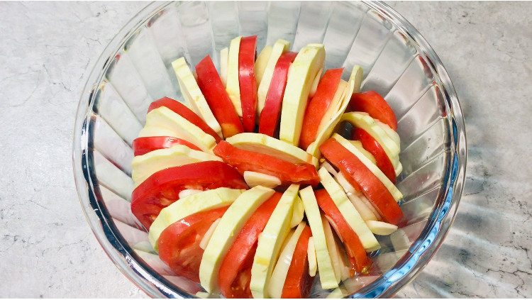 Кабачки с помидорами под сырной корочкой - вкусный овощной гарнир