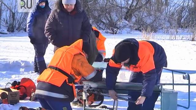 На курганской дамбе пилят лед смотреть онлайн
