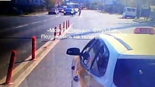Таксист в Истре перекрыл дорогу скорой и показал в окно фак. смотреть онлайн