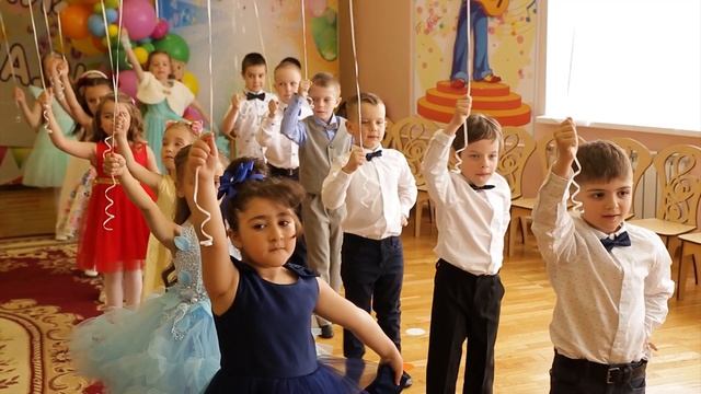Танец с шарами на выпускной. Муз.рук. Е.Рабская