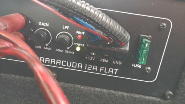 Активный сабвуфер DL Audio Barracuda 12A Flat в Nissan Qashqai (J10)