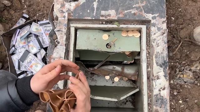 Treasure Hunt With Metal Detector! We Found Abandoned Old Safes! ( We Called The Police ) смотреть онлайн