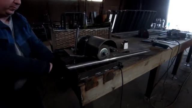 Станок для очистки профильной и круглой трубы от ржавчины. смотреть онлайн