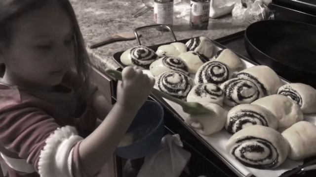 Печём булочки с маком! смотреть онлайн