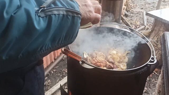 КАША ПЕРЛОВАЯ СО СВИНИНОЙ В КАЗАНЕ НА КОСТРЕ ПЛОВ ИЗ ПЕРЛОВКИ #130 смотреть онлайн