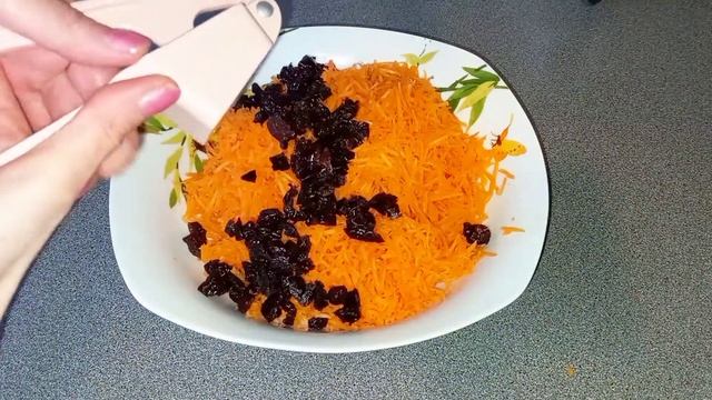 Морковный салат. Вкусный и полезный салат из сырой моркови с арахисом и черносливом. смотреть онлайн
