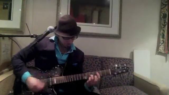 Jonny Java Mantra messin' round with a Mooer Bass Sweeper смотреть онлайн