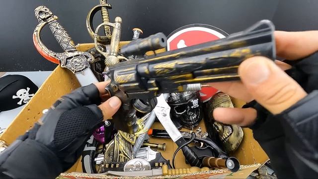 Pirate Gun and Mask Toys and Weapons! Swords, Knives, Weapons and Equipment смотреть онлайн