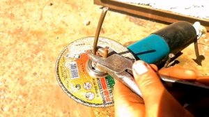 Как поменять диск  на болгарку без ключа.