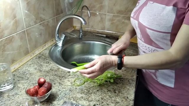 Смузи из сельдерея, клубники и банана.  Для идеальной фигуры. #смузи , # сельдерей,  # клубника