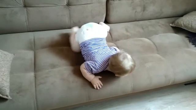 Научились слазить с дивана. Косте 11 мес и 3 нед смотреть онлайн