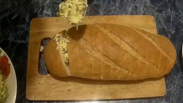 ЗАКУСКА С СЫРОМ И ЧЕСНОКОМ фаршированный батон смотреть онлайн