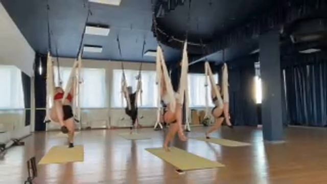 Заняття з Fly yoga в гамаках до святкування Міжнародного Дня Йоги, смотреть онлайн
