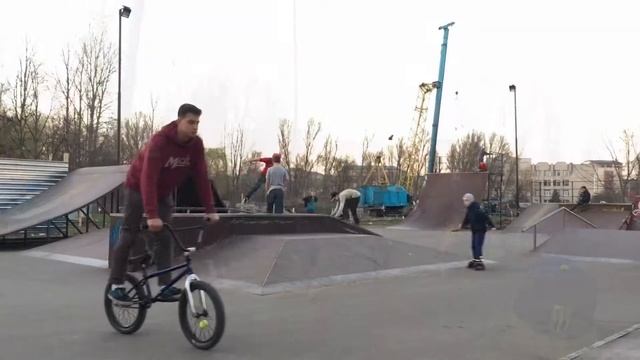 Переднее сальто на роликах в рампе (Front flip on rollers in the ramp) смотреть онлайн