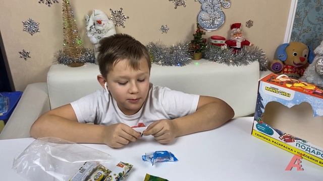 МИНЬОНЫ Новогодний подарок с кормушкой и раскраской внутри! Это СУПЕР сладкий набор! РОЗЫГРЫШ смотреть онлайн