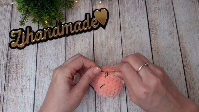 Как прятать хвостики в конце вязания, как стянуть отверстие. Наполнитель и устойчивая голова игрушк смотреть онлайн