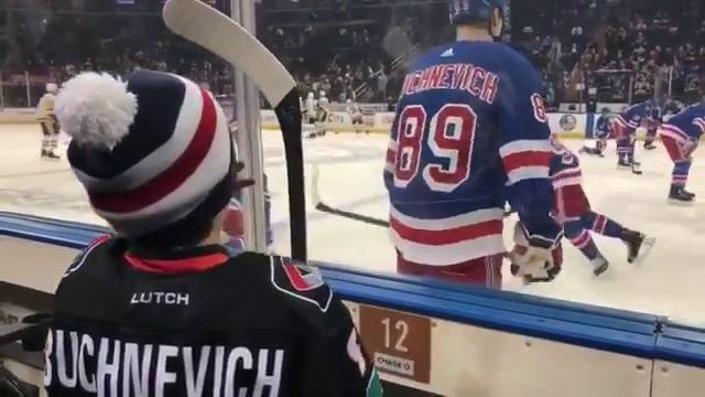 Павел Бучневич подарил клюшку юному болельщику смотреть онлайн