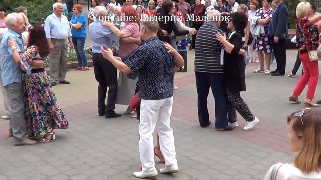 Танцуем на улице под музыку старинных вальсов!!! смотреть онлайн