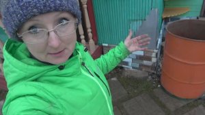 Закрыла цоколь дачного домика простыми панелями. Задекорировала.