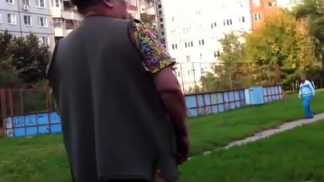 Злая бабка не дает детям кататься на качелях смотреть онлайн