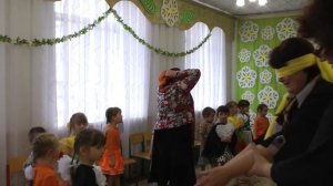 Игра с бабушками "Найди внука" на утреннике 8 Марта 2016 в средней группе