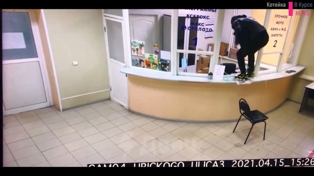 Мужик пришёл за посылкой на почту в Люберцах но ему отказались её выдавать из-за отсутствия маски смотреть онлайн