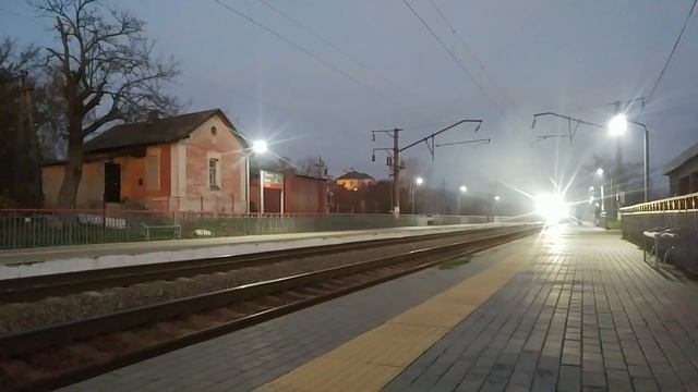 Станция Танаис. Одна электричка едет в Ростов-на-Дону, другая в Таганрог. смотреть онлайн