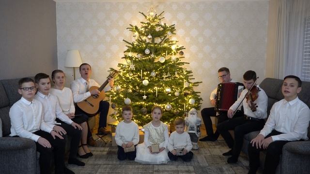 Рождество - это в яслях Младенец прекрасный / Family Pogorili смотреть онлайн