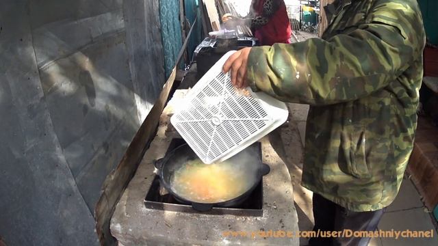 УХА ИЗ ФОРЕЛИ В КАЗАНЕ НА КОСТРЕ смотреть онлайн