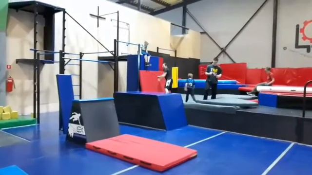 Паркур в Цехе лучший паркурист в Украине 16 лет паркуром учит меня с братом. смотреть онлайн