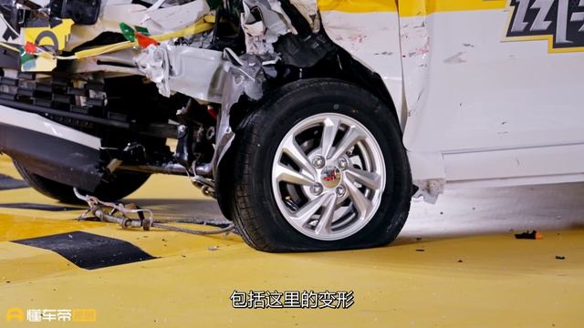 高速对撞老头乐，五菱MINIEV竟被撞弯A柱 WULING crash with low-speed vehicle crash tests смотреть онлайн