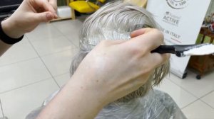 Из желтого в холодный платиновый блонд с затемненным корнем. Тонирование обесцвеченных волос