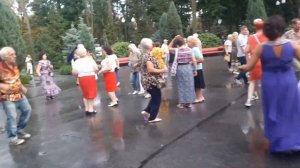 Шлепали шлепки мои и пятки Счастливые минуты в парке Горького Харьков 2021.mp4