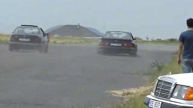 Mercedes W124 320E vs W126 SEC Koenig widebody смотреть онлайн