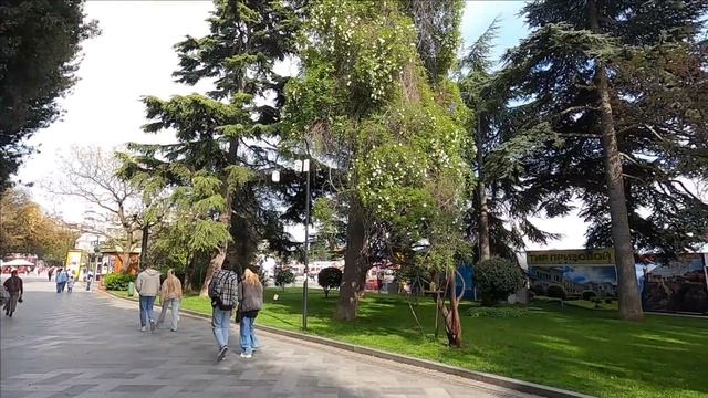 ▶️ Прогулка по городу Ялта. Торговый дом .Набережная сегодня. Погода +16 Крым смотреть онлайн