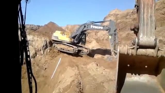 бесстрашные экскаваторщики рабочие будни  и так каждый день .Тяжелая техника