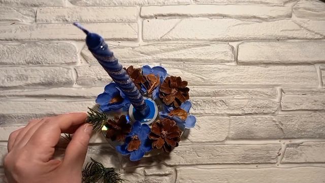 DIY.???Как сделать Новогодний подсвечник из шишек и CD диска на новый год своими руками. смотреть онлайн