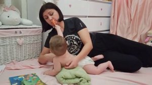"Раненый партизан". Как делать упражнения с ребенком 6-9 месяцев