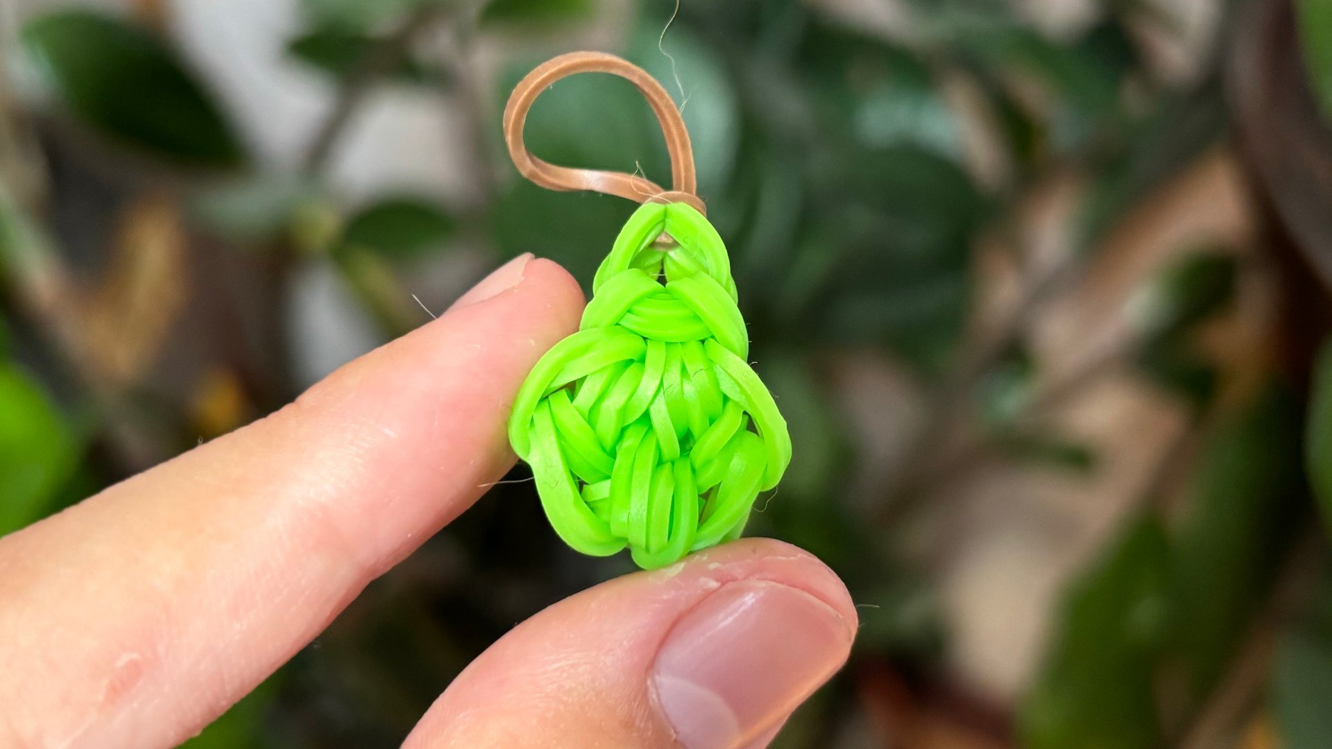 ГРУША из резиночек ДЛЯ НАЧИНАЮЩИХ ✅ БЕЗ СТАНКА на рогатке 🍐💚 смотреть онлайн