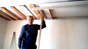 Приспособление для монтажа гипсокартона на потолке одним человеком