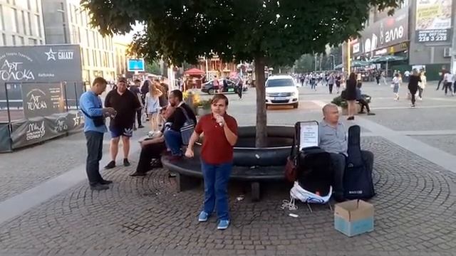 Песня "Монатик - Витамин Д" в исполнении крутого чувака на европейской площади в Днепре 27.05.2019 смотреть онлайн