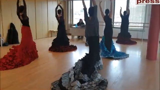 BATA DE COLA EN ADAE, CON PENÉLOPE PASCA. смотреть онлайн