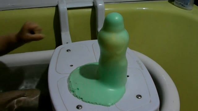 Химичим в ванной: эксперимент "зубная паста для слона" смотреть онлайн