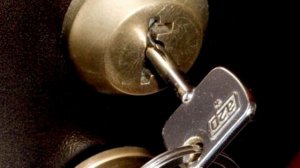 Почему нельзя оставлять ключ в замке. Народные приметы